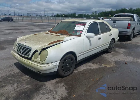 1998 Mercedes-Benz E 320 z USA, uszkodzony, nr VIN WDBJF65F0WA659233